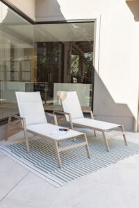 Vida Padded Chaise Lounge in Oak Wood Vein. Coastal Gray Poly Arms. Kozo Abalone Sling