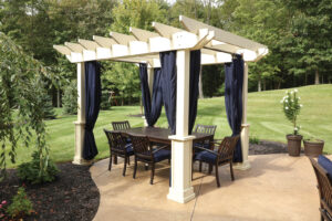 Pergola Mendoza with curtains